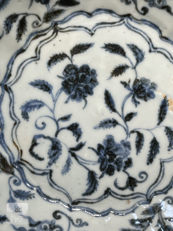 明宣德 青花折枝月季花瑞果纹菱花盘 - 图7